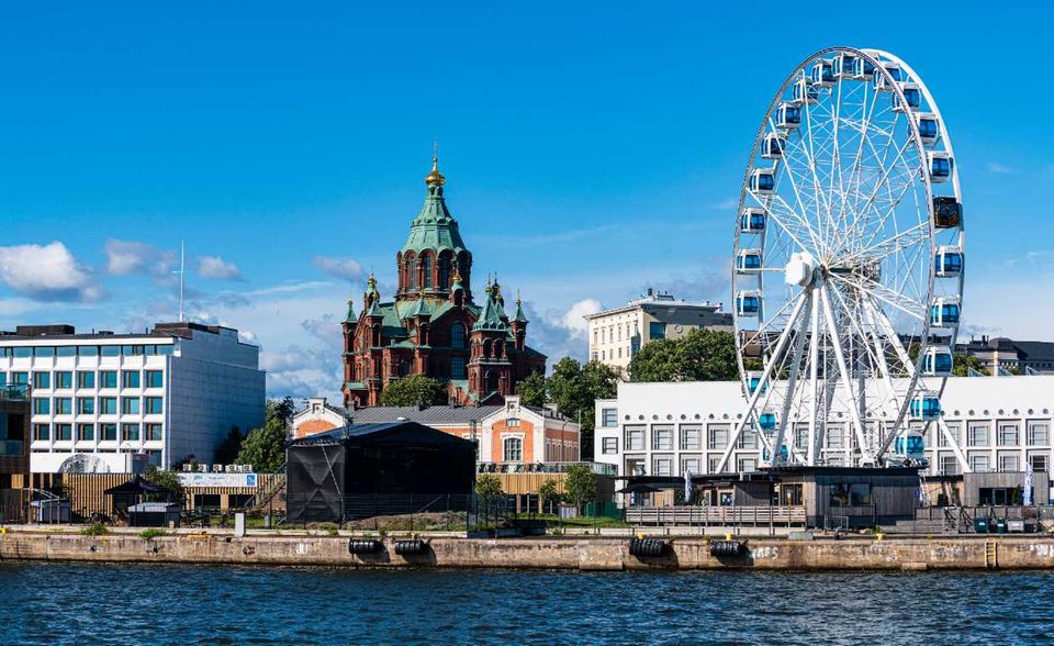 Helsinki ist die zweite von drei skandinavischen Hauptstädten in den Top Ten. Ein großes Plus gibt es für die Wasserqualität, hier führt die finnische Hauptstadt das Ranking an. Bei der Luftqualität erreicht Helsinki ebenfalls den zweitbesten Wert mit 90,5 Punkten. Umso überraschender, dass weniger als ein Drittel beim Weg zur Arbeit auf die eigenen Füße oder das Fahrrad setzt. Auch die Lebenshaltungskosten sind teurer als in anderen Städten des Rankings.