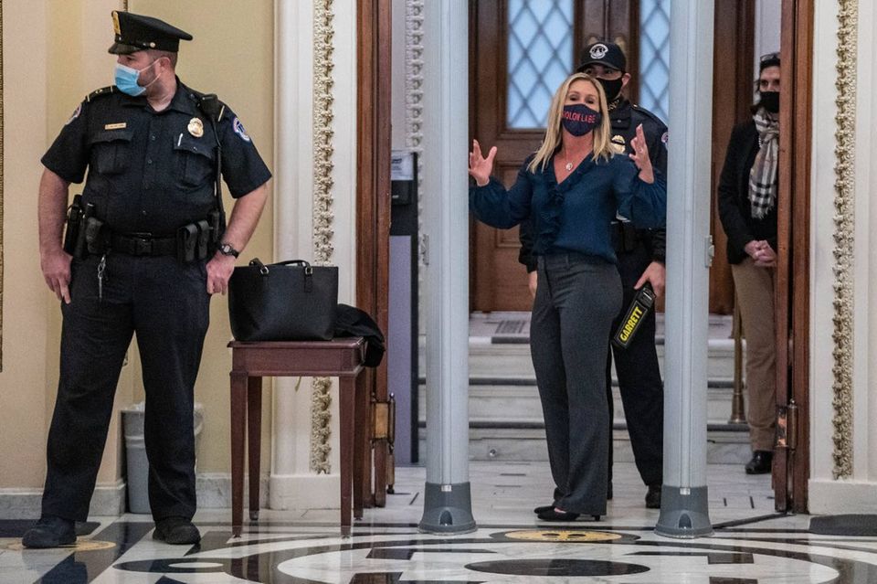 Gerüstet nach dem Sturm: Im US-Kongress passiert eine republikanische Abgeordnete einen zur Sicherheit aufgestellten Metalldetektor.