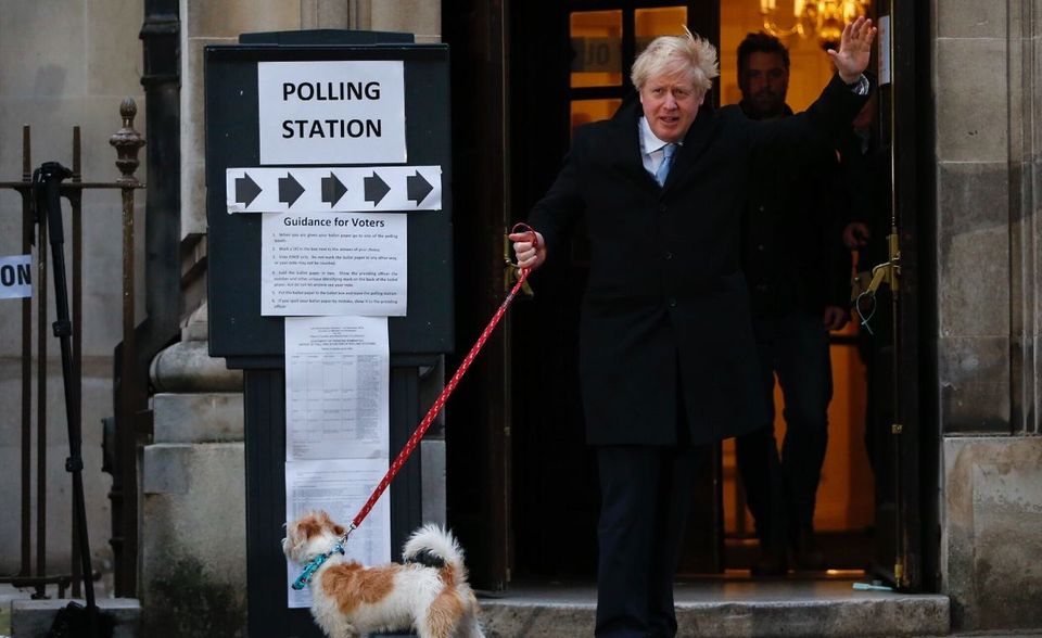Bei der letzten Parlamentswahl hat rund ein Drittel der Wahlberechtigten im Vereinigten Königreich darauf verzichtet, erneut über den Brexit abzustimmen und damit womöglich zum Erdrutschsieg für Premierminister Boris Johnson beigetragen. Die Wiege der parlamentarischen Demokratie kommt im OECD-Ranking bei der Wahlbeteiligung nur knapp über den Durchschnittswert. Platz drei bei der Bürgerbeteiligung aber verhalfen dem Vereinigten Königreich am Ende zu Platz sechs im Ranking zum politischen Engagement der Bürger.