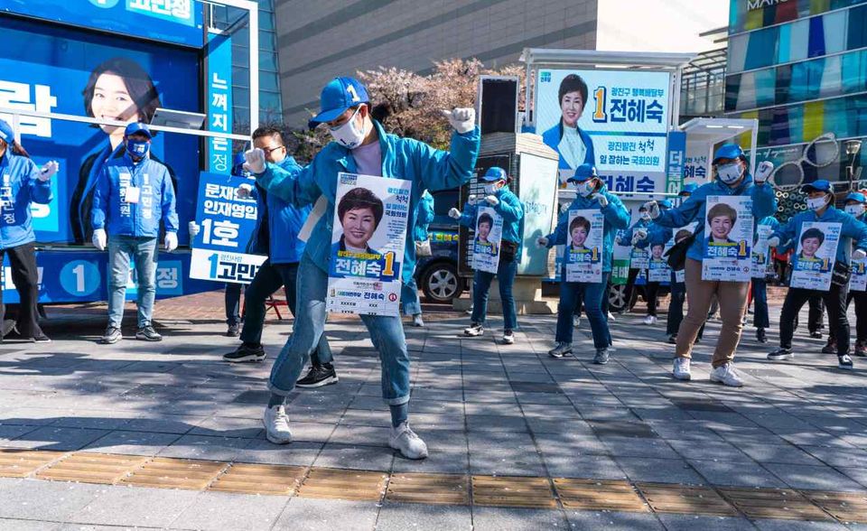 In nur einem der untersuchten Staaten beteiligten sich die Bürger nach Ansicht der OECD-Experten aktiver an der Gestaltung der Politik als in Südkorea. Sie punktete vor allem mit der Bürgerbeteiligung, wo sie Platz sechs erreichte. Die Wahlbeteiligung von 77 Prozent bedeutet im internationalen Vergleich Platz 13.