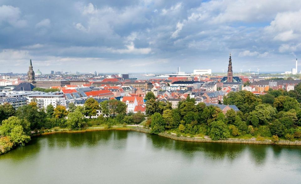 Dänemark lag mit 9,3 Mikrogramm Feinstaub pro Kubikmeter deutlich über Estland und Irland. Dass es trotzdem für eine bessere Platzierung in der Umwelt-Kategorie des „Better Life Index“ reichte, lag an der Wasserqualität. Mit der zeigten sich nämlich 95 Prozent der Dänen zufrieden. Das war unter den 40 analysierten Staaten der sechstbeste Wert.