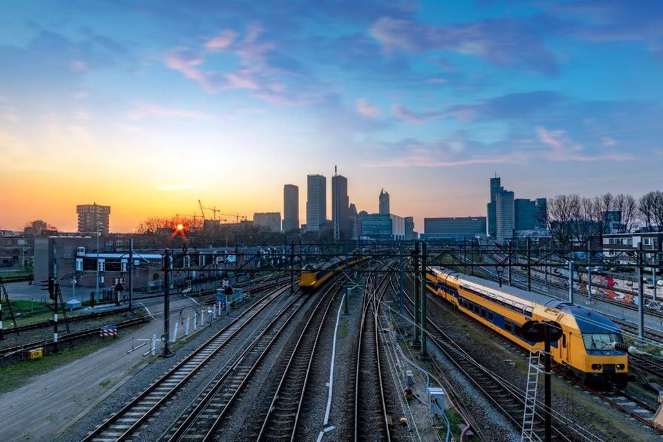 Platz drei des Rankings belegen die Niederlande mit 77,58 Punkten. Dafür sorgen unter anderem die gute digitale Infrastruktur sowie die Verfügbarkeit von digitalen Zahlungsanbietern. Eine Unternehmensgründung dauert hier nur vier Tage. Die mobile Internetgeschwindigkeit kann sich auch sehen lassen – die höchste der zehn Top-Länder mit 88,13 Mbps. Beim Breitband erreichen die Niederlande mit 125,82 Mbps allerdings den zweitschlechtesten Wert des Rankings und werden damit nur von Deutschland unterboten.