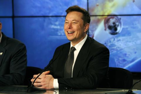 Ein guter gelaunter Elon Musk bei einer Pressekonferenz seines Raumfahrtunternehmens SpaceX