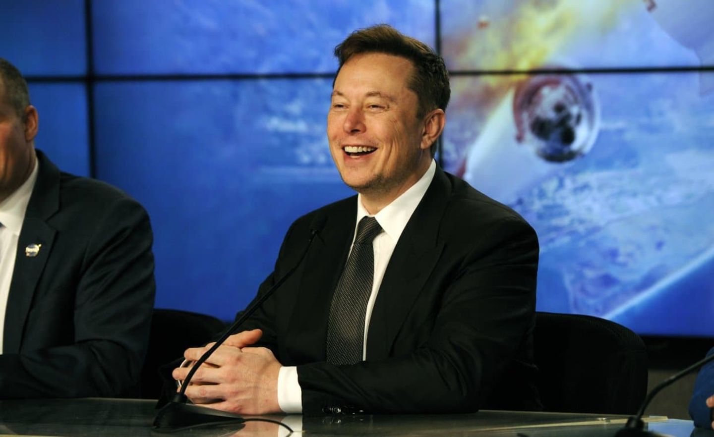 Ein guter gelaunter Elon Musk bei einer Pressekonferenz seines Raumfahrtunternehmens SpaceX