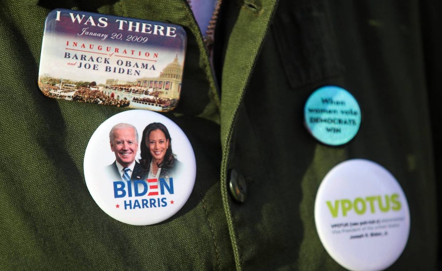 Ein Biden-Anhänger trägt einen Sticker mit einem Konterfei des neuen Präsidenten und der Vizepräsidentin Kamala Harris