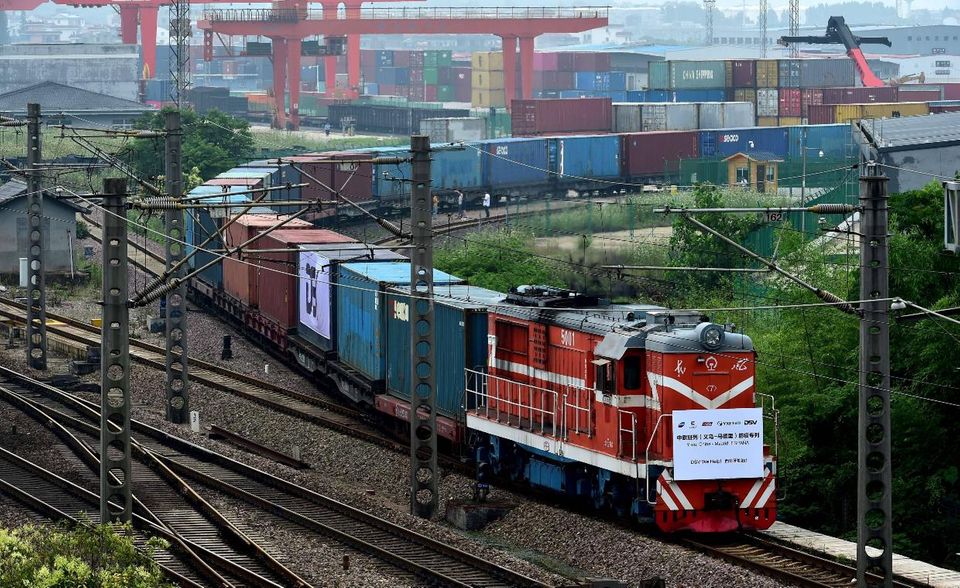 China ist mit Abstand das Land, in dem weltweit am meisten Güter per Eisenbahn transportiert werden. Auf die Staatsbahn China Railway (CR) entfielen laut UIC 2019 rund 2,7 Milliarden Tonnen Fracht. Bei den Gütermengen für die Schiene lagen dem Verband allerdings für viele Länder keine Daten vor.