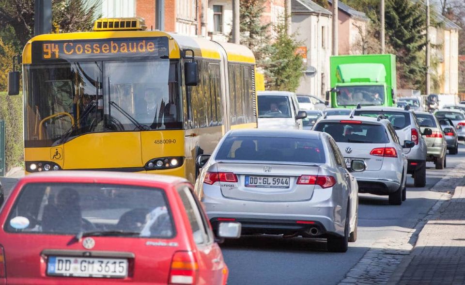 Mehr als doppelt so viele stauarme Tage als Kiel konnte Dresden verzeichnen (33). Dennoch stand man hier auf das gesamte Jahr gerechnet 87 Stunden lang im Stau. Besonders schlimm war es Mitte Oktober auf den Straßen – an diesen Tagen erreichte das Stau-Level zum Teil einen Wert von 59 Prozent mehr Fahrtzeit. Das Stau-Level des gesamten Jahres ging aber im Vergleich zum Vorjahr leicht zurück und lag 2020 bei 23 Prozent. Im Deutschland-Vergleich heißt das Platz acht.