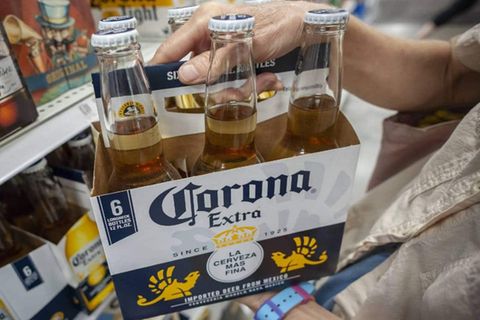 Constellation Brands besitzt in den USA die exklusiven Importrechte für die Biermarke Corona Extra. Zum Portfolio gehören diverse Weinmarken sowie Svedka Vodka. Ihr Wert summiert sich laut Brand Finance auf 12,6 Mrd. Dollar.