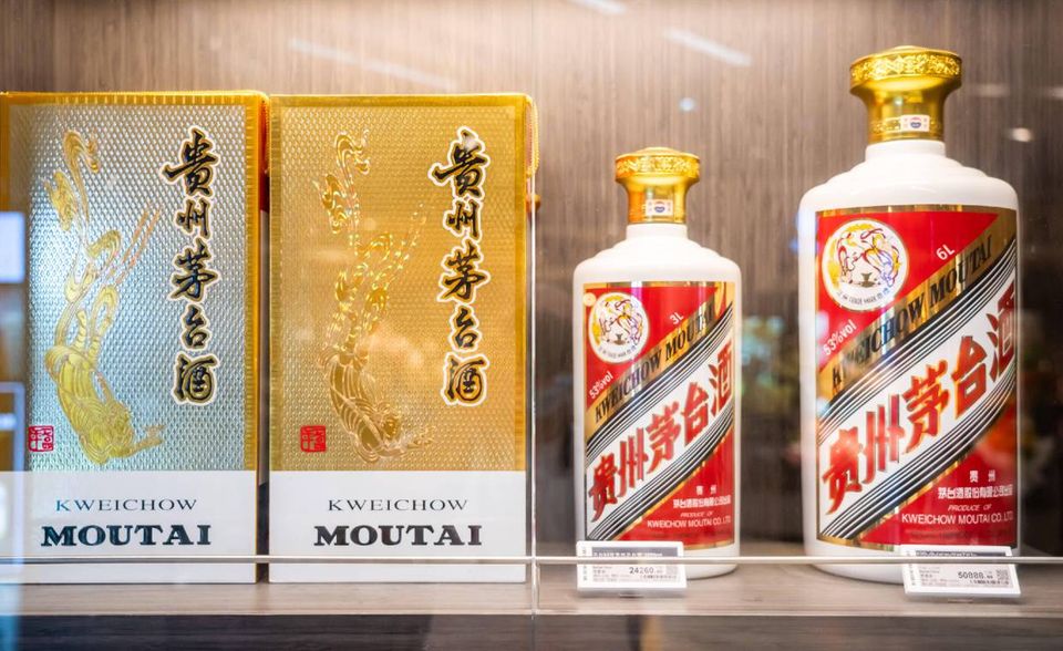 Bei der wertvollsten Alkoholhersteller, die auf Spirituosen spezialisiert sind, stammen aus China. Auch Maotai (alt. Moutai) reichte eine einzige Marke, der aus roter Hirse und Weizen gebrannte gleichnamige Schnaps, für einen Platz in den Top 10. Dort musste sich der Konzern mit einem Gesamt-Markenwert von 39,3 Mrd. Dollar nur dem Branchen-Giganten geschlagen geben.