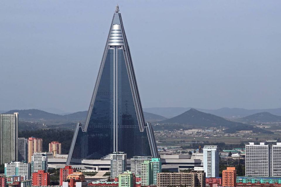 Das höchste unbewohnte Gebäude der Welt steht laut „Guinness World Records“ in der nordkoreanischen Hauptstadt Pjöngjang. Auf Fotos sieht das Ryugyong Hotel mit seinen 330 Metern Höhe von außen zwar so aus, als ob es bezugsfertig wäre. Die Bauarbeiten wurden laut dem Weltrekord-Eintrag aber 1992 abgebrochen – angeblich, weil die Olympischen Spiele an die Republik Korea und nicht an beide geteilten Staaten gemeinsam vergeben wurden. Das Ryugyong Hotel belegt auch fast 30 Jahre später noch Platz 18 der höchsten Gebäude der Welt und wäre fertiggestellt das höchste Hotel der Welt.