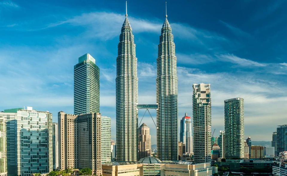 Manche Mega-Skyscraper gibt es gleich im Doppelpack. Die höchsten Zwillingstürme der Welt finden sich seit 1996 in Kuala Lumpur. Die Petronas Towers messen jeweils 451,9 Meter. Die Erkennungszeichen der malaysischen Hauptstadt waren vorübergehend die höchsten Gebäude der Welt. Sie überragten die Twin Tower des New Yorker World Trade Centers um bis zu 35 Meter.