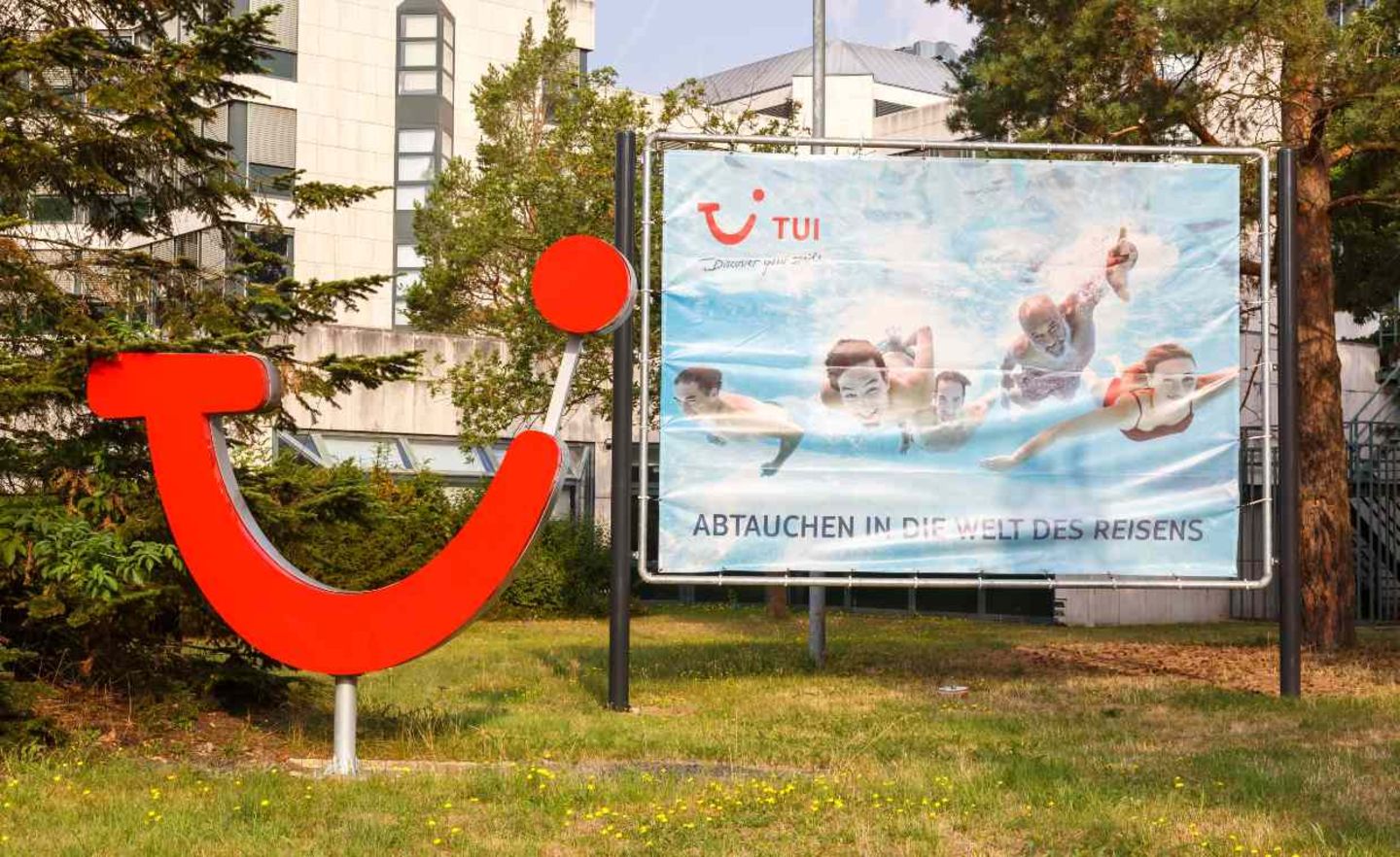 Die Reisebranche wird von der Corona-Krise besonders heftig getroffen. Branchenriese TUI muss vom Staat mit einem milliardenschweren Rettungspaket gestützt werden