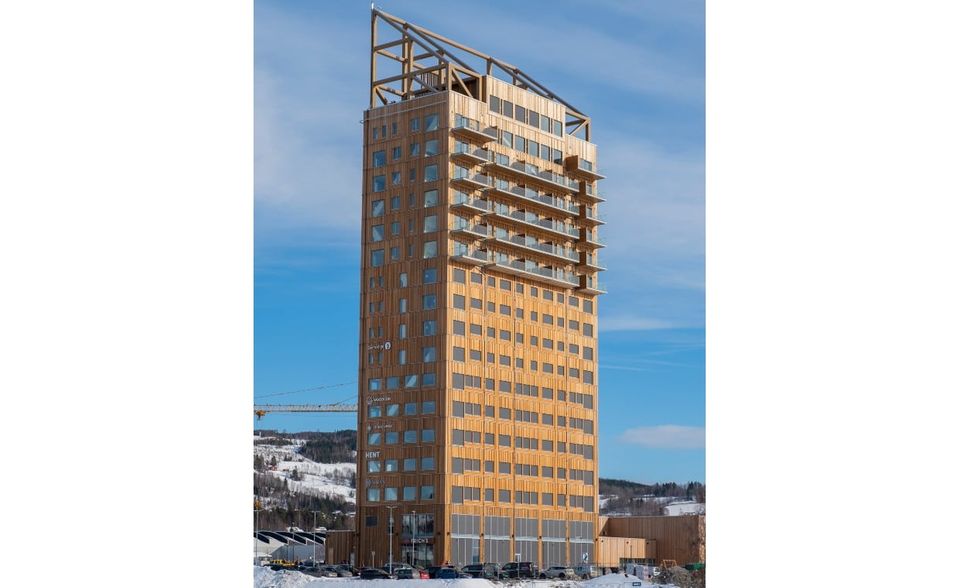 Wolkenkratzer sind meist Paläste aus Stahl und Glas. Im norwegischen Mjøstårnet steht hingegen das höchste Holzhaus der Welt. Es wurde der Datenbank zufolge 2019 fertiggestellt und ist 85,4 Meter hoch. Aus Beton sind demnach nur die Böden der Stockwerke 12 bis 18, um das Gebäude auch bei starken Winden stabil zu halten.
