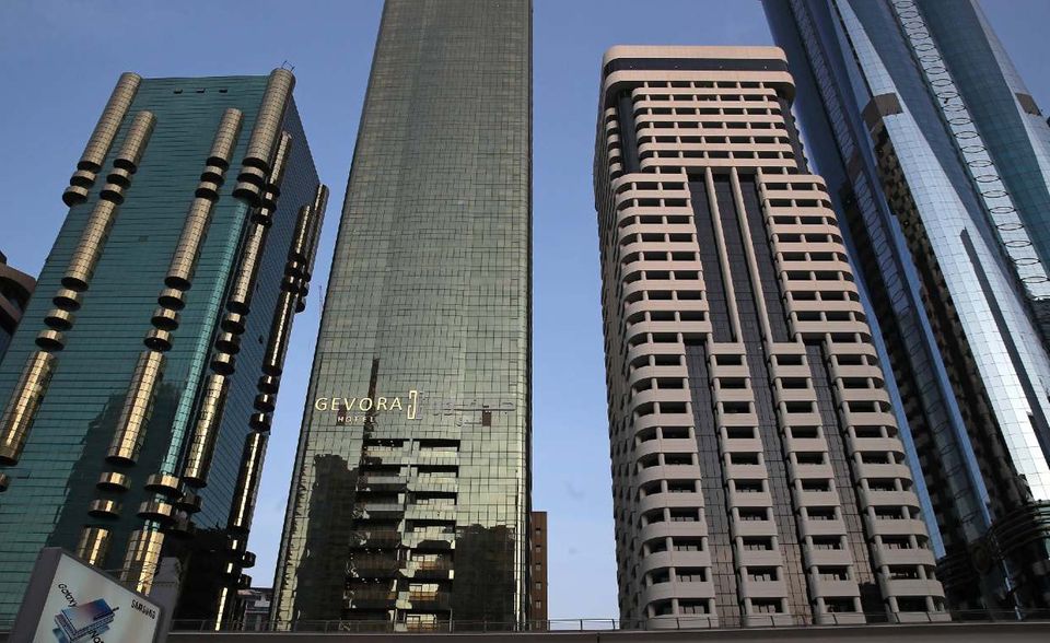 Wer im höchsten Hotelgebäude der Welt übernachten möchte, muss nach Dubai reisen. Den Titel hält das Gevora Hotel mit 356,3 Metern Höhe. Die Bauarbeiten wurden im Februar 2018 beendet. Das höchste Hotel in einem Sykscraper mit Mischnutzung ist laut „Guinness World Records“ das Ritz-Carlton in Hongkong (484 Meter).