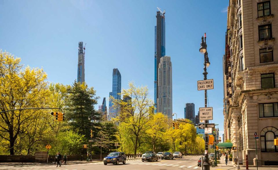 Mega-Wolkenkratzer beherbergen häufig eine Mischung aus Büros, Hotelzimmern und Apartments. Das höchste reine Wohngebäude ist der Central Park Tower in New York mit 472,4 Metern. Er wurde im Oktober 2019 fertiggestellt. Käufer mussten Berichten zufolge mehr als 7000 Dollar pro Quadratmeter bezahlen, heißt es im Rekordeintrag – jedenfalls vor der Corona-Krise. Die „günstigsten“ Wohnungen kosteten demnach rund sechs Dollar, für das Penthouse wurde ein Verkaufspreis von über 100 Millionen Dollar veranschlagt.
