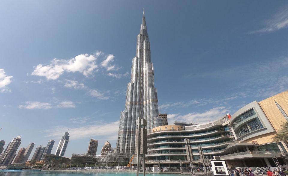 Das höchste Restaurant in einem Gebäude findet sich standesgemäß im Burj Khalifa. At.mosphere begrüßt seine Gäste seit Januar 2011 auf 441,3 Meter Höhe im 122. Stockwerk des höchsten Gebäudes der Welt. Im 154. Stock (585,4 Meter Höhe) liegt die höchste Bar der Welt, The Lounge.
