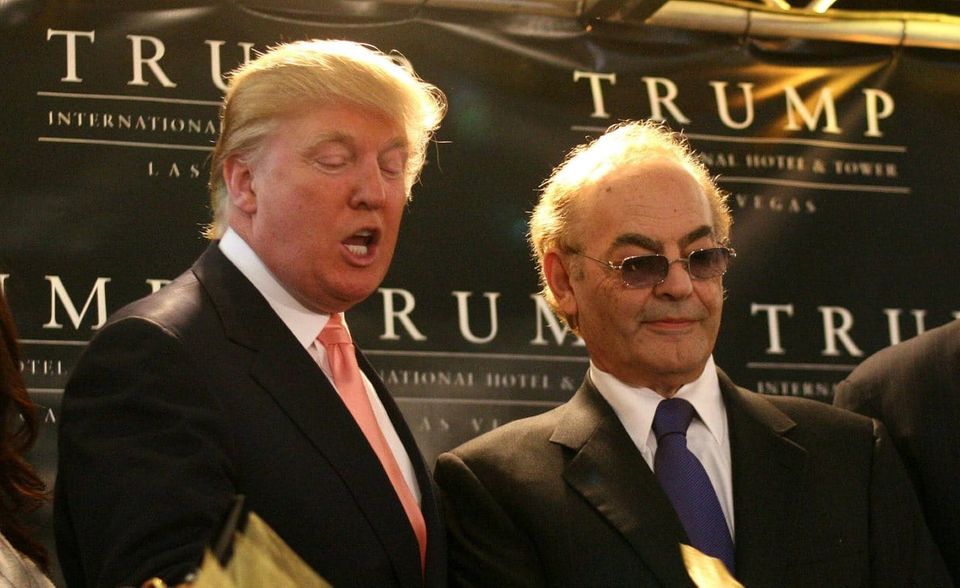 Phil Ruffin gilt als einer der besten Freunde Trumps. Eigenen Angaben zufolge haben sich die beiden Männer vor rund 30 Jahren bei einem nicht abgeschlossenen Immobiliengeschäft in Las Vegas kennengelernt. Heute ist Ruffin Miteigentümer von Trumps International Las Vegas Hotel. Auch finanziell unterstützt er den ehemaligen US-Präsidenten. In Trumps Wahlkampf in 2016 spendete Ruffin rund 2,5 Mio. US-Dollar. In 2020 gingen insgesamt 1,4 Mio. US-Dollar an Trump Victory, insgesamt spendete Ruffin 2,7 Mio. US-Dollar an die Republikaner.