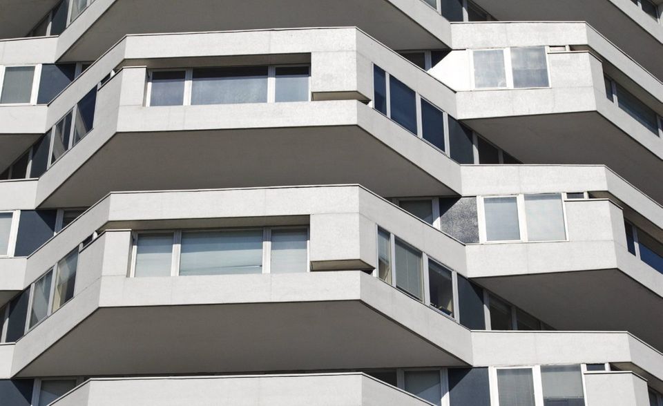 Wolkenkratzer gibt es auch in Modulbauweise. Der höchste Vertreter findet sich seit 2019 im Londoner Stadtteil Croydon an der Adresse 101 George Street. Die 1526 Module (jedes in etwa die Größe eines Schiffscontainers) wurden laut „Guinness World Records“ in nur 35 Wochen auf 135 Meter Höhe übereinander gestapelt.