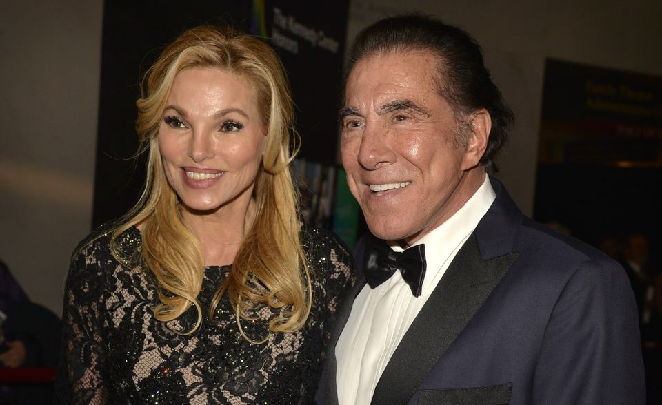 Lange waren Steve Wynn und Donald Trump erbitterte Konkurrenten in der Casino-Branche. Über die Jahre wurde aus der Feindschaft eine Freundschaft und 2017 machte Trump den Casino-Mogul zum Finanzvorsitzenden des Republican National Committee, das das Fundraising für die Republikaner betreibt. 2018 trat Wynn aufgrund des Vorwurfs sexueller Belästigung gegenüber Mitarbeitern seines Hotel- und Unterhaltungskonzerns Wynn Resorts zurück. Ein wichtiger Spender für die Republikaner ist er weiterhin. Allein in 2020 spendete Wynn rund 6 Mio. US-Dollar an verschiedene republikanische Super PACs. Neben einer Spende von 1,5 Mio. US-Dollar an Trump Victory, gab Wynn weitere 4 Mio. US-Dollar an den Senate Leadership Fund.
