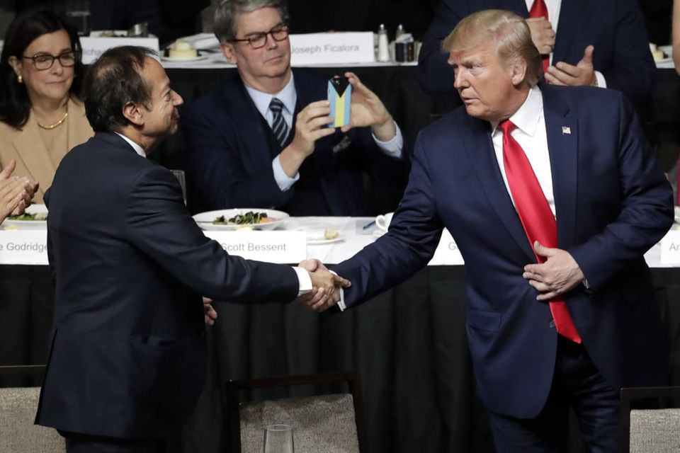Im Wahlkampf 2016 war John Paulson, Gründer und Chef der Investmentgesellschaft Paulson & Co., ein wichtiger Unterstützer Trumps. Als Teil des Economic Advisory Council beriet der Hedgefonds-Manager Trump in wirtschaftlichen Angelegenheiten. Paulson ist vor allem bekannt, weil er in der Immobilienkrise 2007 durch Wetten gegen die Subprime-Hypotheken mehr als 4 Mrd. US-Dollar Gewinn gemacht hat. Außerdem organisierte Paulson im Juni 2016 eine Spendengala für Trump mit Ticketpreisen von 50.000 US-Dollar. Paulson gilt als langjähriger Unterstützer der Republikaner. 2011 spendete er 1 Mio. US-Dollar an den damaligen Präsidentschaftskandidaten Mitt Romney. Zuletzt war seine finanzielle Unterstützung für Trump allerdings überschaubar. Rund 831.372 US-Dollar flossen an Trump Victory, an die Republikaner spendete Paulson 2,9 Mio. US-Dollar.