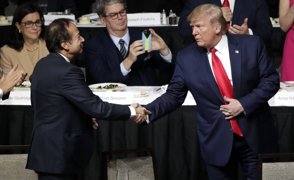 Im Wahlkampf 2016 war John Paulson, Gründer und Chef der Investmentgesellschaft Paulson & Co., ein wichtiger Unterstützer Trumps. Als Teil des Economic Advisory Council beriet der Hedgefonds-Manager Trump in wirtschaftlichen Angelegenheiten. Paulson ist vor allem bekannt, weil er in der Immobilienkrise 2007 durch Wetten gegen die Subprime-Hypotheken mehr als 4 Mrd. US-Dollar Gewinn gemacht hat. Außerdem organisierte Paulson im Juni 2016 eine Spendengala für Trump mit Ticketpreisen von 50.000 US-Dollar. Paulson gilt als langjähriger Unterstützer der Republikaner. 2011 spendete er 1 Mio. US-Dollar an den damaligen Präsidentschaftskandidaten Mitt Romney. Zuletzt war seine finanzielle Unterstützung für Trump allerdings überschaubar. Rund 831.372 US-Dollar flossen an Trump Victory, an die Republikaner spendete Paulson 2,9 Mio. US-Dollar.