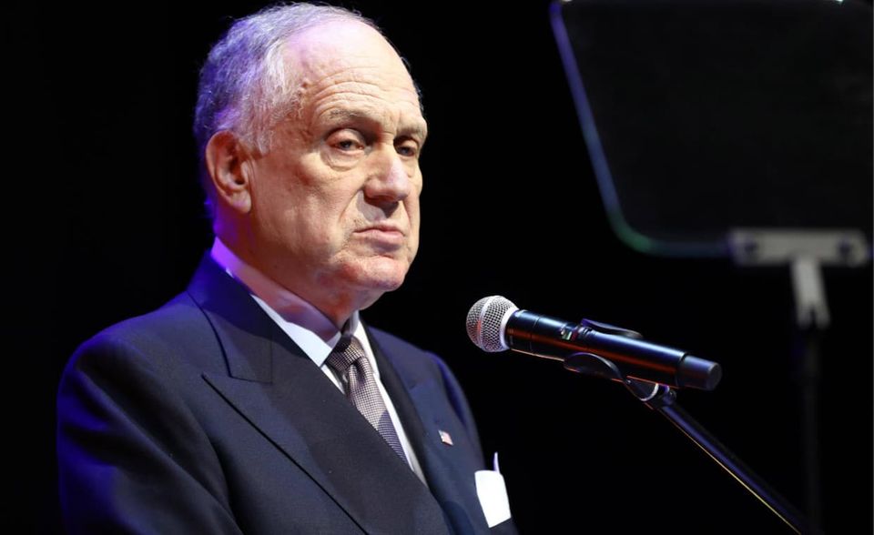 Ronald S. Lauder und Donald Trump Beziehungen gehen bis auf ihre Studienzeit zurück, als sich beide auf dem College in Pennsylvania kennenlernten. Der Erbe des Kosmetikkonzerns Estée Lauder gilt als langjähriger Unterstützer der Republikaner, der im Laufe der Jahre für viele Präsidentschaftskandidaten spendete. Auch für Trump bekundete Lauder seine Unterstützung mit regelmäßigen Spenden an Victory Trump in 2017 und 2019. Bei Estée Lauder kam diese Nähe zum ehemaligen US-Präsidenten nicht gut an. Anfang 2020 forderten Mitarbeiter des Kosmetikkonzerns in einer Petition, Lauder möge sein Amt im Board of Directors niederlegen. Lauder blieb an seinem Platz und unterstützte Trump Victory mit 100.000 US-Dollar. An die Republikaner spendete er 5,5 Mio. US-Dollar. Auch nach dem Sturm auf das Kapitol scheint die Unterstützung für Trump nicht gebrochen. Zwar kritisierte Lauder den gewaltsamen Mob, schwieg sich über Trumps Rolle bei den Ereignissen allerdings aus.
