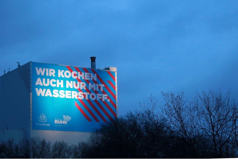 Thyssenkrupp Steel wirbt für die Verwendung von Wasserstoff auf Großplakat an der A40. Der Konzern will Wasserstoff in seinem Werk in Duisburg bei der Stahlproduktion einsetzen und so zum Klimaschutz beitragen.