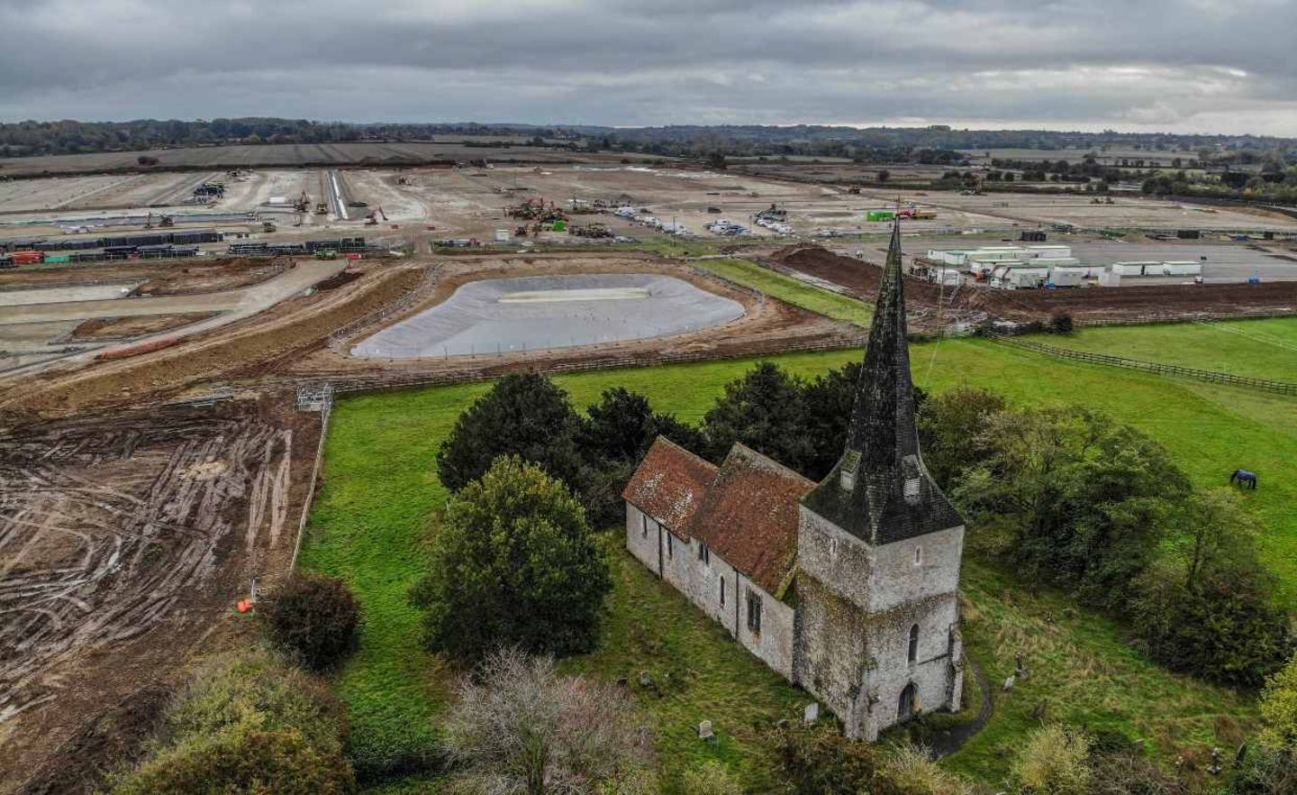 Im Oktober 2020 rückten die Bagger, um die riesige Zollabfertigungsanlage bei Ashford zu bauen