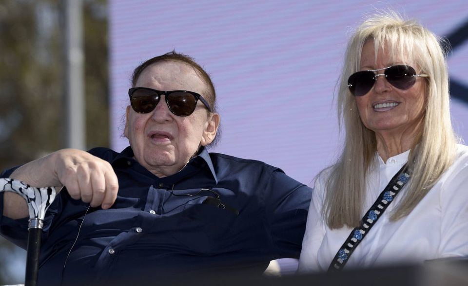 Mit dem Tod des Casino-Moguls Sheldon Adelson am 11. Januar hat Trump einen seiner größten Unterstützer verloren – auch wenn dessen Frau Miriam ihn künftig weiter unterstützen könnte. Allein für die Präsidentschafts- und Kongresswahlen spendete das Ehepaar fast 220 Mio US-Dollar an die Republikaner. An das Trump Victory Committee gingen davon 1,2 Mio. US-Dollar. Die Adelsons zählen gleichzeitig auch zu den längsten und reichsten Trump-Unterstützern. Ganz anders als Peoplesoft- und Workday-Chef David Duffield. Er zählt zwar zu den reichsten Trump-Unterstützern, allerdings spendete er erstmals im Sommer 2020 1,2 Mio. US-Dollar an Trump Victory. Normalerweise hält sich Duffield mit Parteispenden zurück. Warum er jetzt Trump unterstützt hat, wollte Duffield nicht verraten.