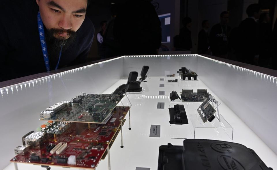 # 1 USA Der in Kalifornien ansässige Intel-Konzern führt den Weltmarkt mit Halbleiter-Umsätzen von knapp 76 Mrd. Dollar an. Doch technologisch kämpft der US-Konzern mit der Taiwan Semiconductor Manufacturing Company (TSMC) um die Führung. TSMC ist Zulieferer von vielen Intel-Konkurrenten wie AMD und Nvidia, die mit attraktiven Designs 2020 Umsatzzuwächse von je 40 und 50 Prozent erzielten und auf die Weltränge 8 und 15 vorrückten. Intel verlor zuletzt den Auftrag für die Chip-Ausstattung von Mac-Computern. Insgesamt setzten die sieben amerikanischen Halbleiterfirmen unter den Top 15 rund 170 Mrd. Dollar um.