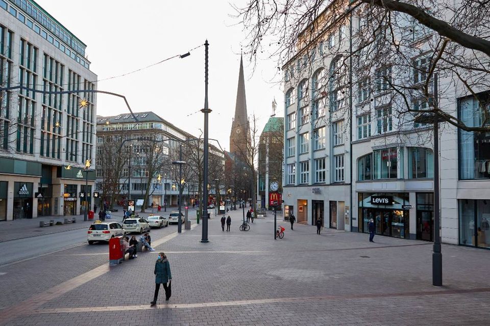 Millionenstädte sind von den Corona-bedingten Veränderungen laut FTI-Andersch besonders betroffen, weil die Besucherströme ausbleiben. Das kostet Hamburg Punkte in der Stabilität der lokalen Wirtschaft. Mit einem Wert von 2,3 hat die Hansestadt den drittschlechtesten Wert im Ranking. Die gute wirtschaftliche Situation zählt dagegen zur zweitbesten des Rankings und gleicht die verlorenen Punkte zumindest in Teilen wieder aus. Mit einem Gesamtwert von 6,1 landet Hamburg damit auf Platz fünf, gemeinsam mit Stuttgart und Frankfurt am Main. Zwar sind beide Städte stabiler als Hamburg, lassen aber in der wirtschaftlichen Stärke etwas nach.