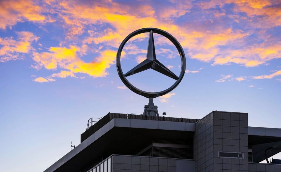 Ganz knapp verpasste Mercedes Benz in 2020 den Einzug in die Top Ten der weltweit wertvollsten Marken. In 2021 rutscht die Marke noch weiter ab und landet auf Platz 13. Auch der Markenwert verzeichnet mit einem Minus von 9,2 Mrd. Euro einen deutlichen Knick im Vergleich zum Vorjahr. Mit 49,6 Mrd. Euro führt Mercedes Benz das Ranking deutscher Marken allerdings an – und verteidigt seinen Platz an der Spitze erneut.
