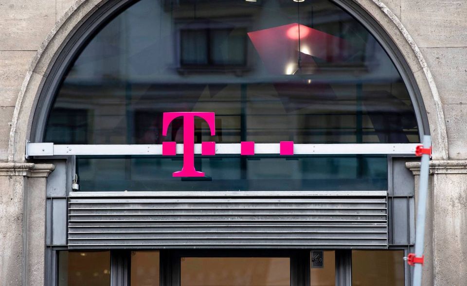 Die größte Verbesserung der zehn wertvollsten deutschen Marken erzielt die Deutsche Telekom. Sieben Plätze weiter vorne steht sie dieses Jahr auf Rang 23. Der Markenwert hat sich in absoluten Zahlen ebenfalls zum Positiven verändert. 2021 steigt der Markenwert um fast 7,5 Mrd. Euro auf 43,5 Mrd. Euro.