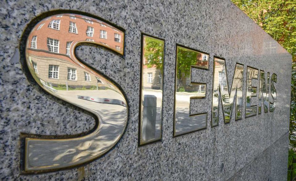 Platz 81 im Gesamt-Ranking geht an Siemens. Zwei Plätze konnte das Unternehmen im Vergleich zum Vorjahr gutmachen. An Wert hat die Marke allerdings verloren: aktuell steht Siemens bei 17,6 Mrd. Euro, ein Jahr zuvor lag der Markenwert noch bei 18,1 Mrd. Euro.