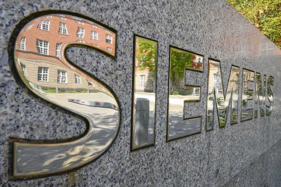 Platz 81 im Gesamt-Ranking geht an Siemens. Zwei Plätze konnte das Unternehmen im Vergleich zum Vorjahr gutmachen. An Wert hat die Marke allerdings verloren: aktuell steht Siemens bei 17,6 Mrd. Euro, ein Jahr zuvor lag der Markenwert noch bei 18,1 Mrd. Euro.