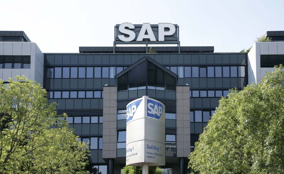 Die Tech-Firma SAP landet im Gesamt-Ranking auf dem 98. Platz – eine starke Verbesserung um neun Plätze. Ganze 15,3 Mrd. Euro ist die Marke 2021 wert und legt damit leicht im Vergleich zum Vorjahr zu. 2020 hatte der Markenwert von SAP nämlich noch bei 14,9 Mrd. Euro gelegen.