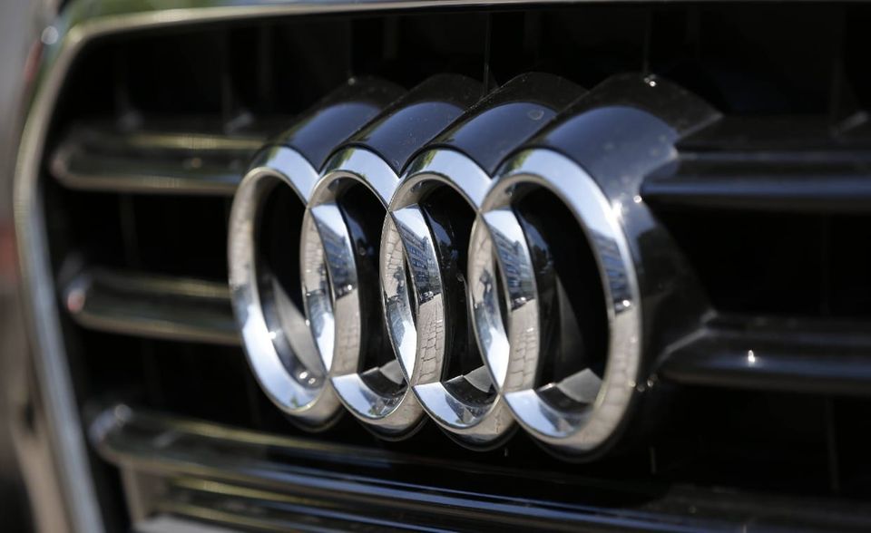 2020 lag Audi mit einem Markenwert von 7,98 Mrd.. Euro im Ranking der wertvollsten deutschen Marken noch auf Platz neun und konnte seinen Markenwert im Vergleich zu 2019 um mehr als ein Drittel steigern. 2021 macht der Autobauer zwar im Gesamtranking einen Platz wett und landet damit international auf Rang 103. Gegenüber der heimischen Konkurrenz verliert Audi allerdings an Boden und landet auf Platz zehn.