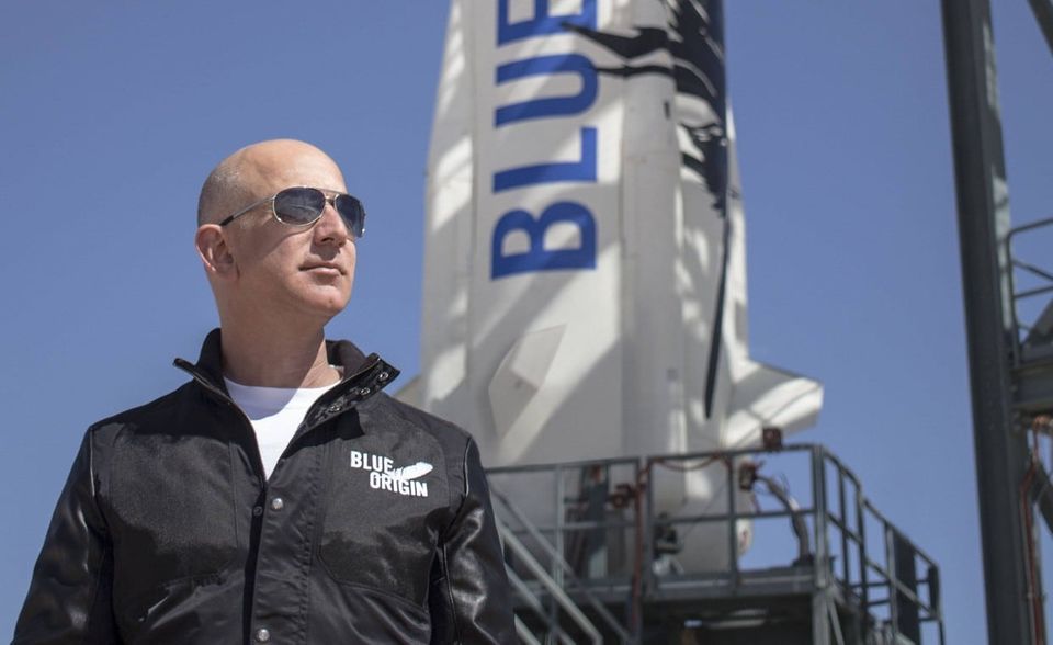 Nach seinem Ausscheiden als Amazon-CEO konnte sich Bezos stärker einer anderen Leidenschaft widmen: dem Raumfahrtunternehmen Blue Origin. Im Juli 2021 flog zum ersten Mal eine bemannte Rakete des Unternehmens ins All. Mit an Bord: Jeff Bezos. Blue Origin hat zudem eine Mondlandefähre entwickelt, mit der die Rückkehr auf den Erdtrabanten gelingen soll. Die Konkurrenz ist allerdings groß: Elon Musk mit seinem Unternehmen SpaceX hat einen Vorsprung vor Blue Origin.