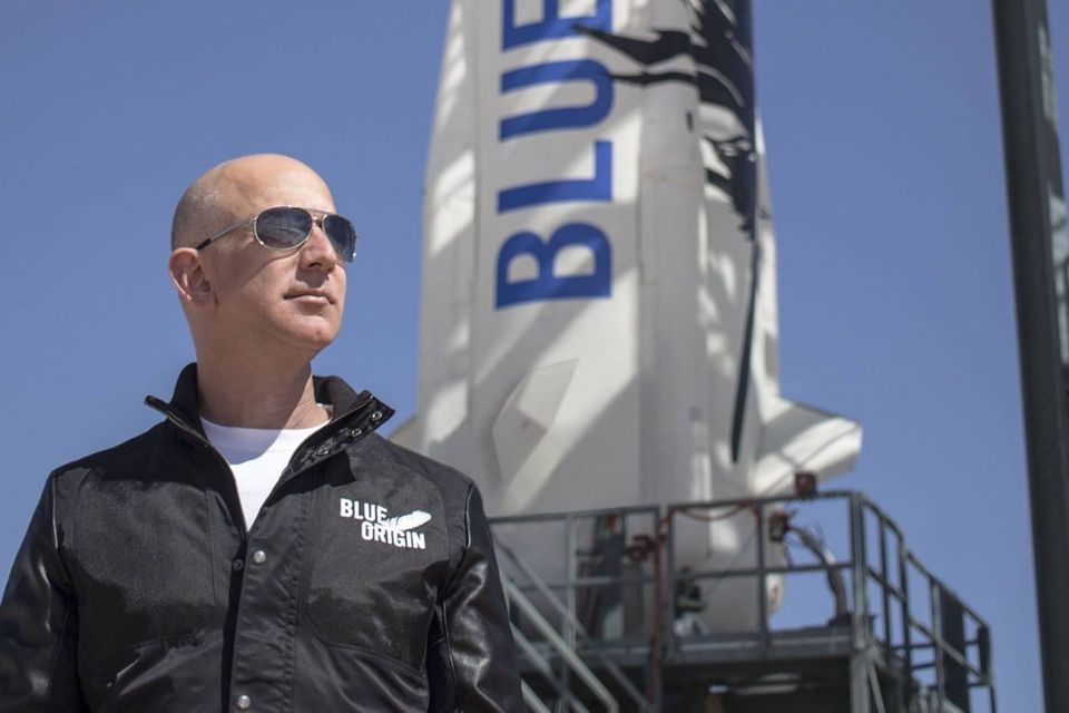 Nach seinem Ausscheiden als Amazon-CEO kann sich Bezos stärker einer anderen Leidenschaft widmen: dem Raumfahrtunternehmen Blue Origin. Im Juli soll zum ersten Mal eine bemannte Rakete des Unternehmens ins All starten. Mit an Bord: Jeff Bezos. Blue Origin hat zudem eine Mondlandefähre entwickelt, mit der die Rückkehr auf den Erdtrabanten gelingen soll. Die Konkurrenz ist allerdings groß: Elon Musk mit seinem Unternehmen SpaceX hat einen Vorsprung vor Blue Origin.