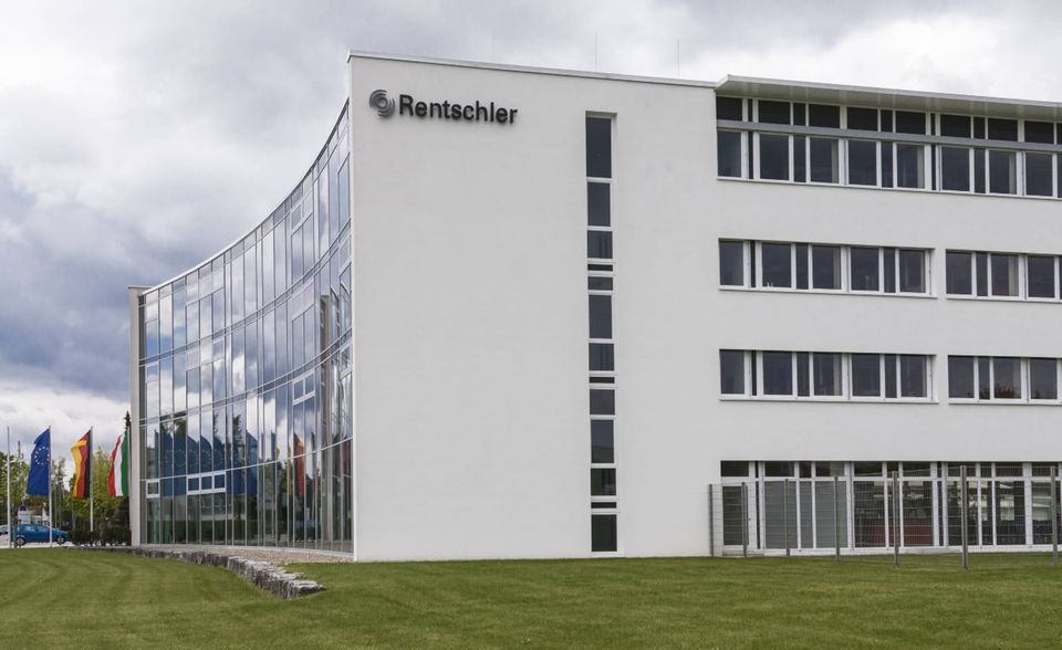 Rentschler, Laupheim Zwar nicht an der Abfüllung, aber am Herstellungsprozess des Biontech-Impfstoffs beteiligt, ist das Biopharmaunternehmen Rentschler. Am Hauptsitz in Laupheim in Baden-Württemberg produziert Rentschler in einem aufwendigen Verfahren den fertigen Wirkstoff, indem es das Ausgangsmaterial weiterverarbeitet und die synthetisierte mRNA von Verunreinigungen befreit.