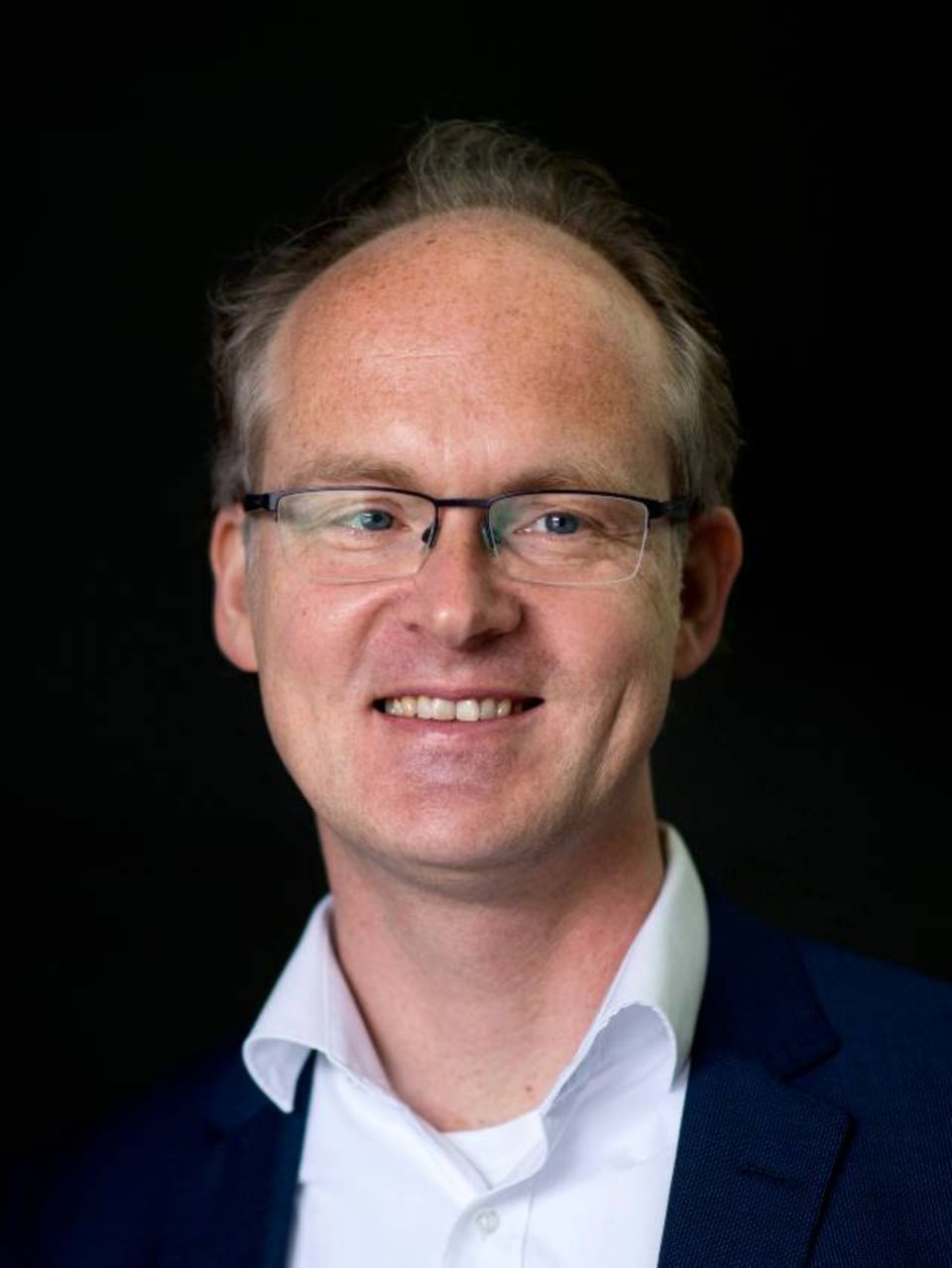 Sebastian Dullien ist Professor für Allgemeine Volkswirtschaftslehre und Wissenschaftlicher Direktor des Instituts für Makroökonomie und Konjunkturforschung (IMK) in der gewerkschaftsnahen Hans-Böckler-Stiftung