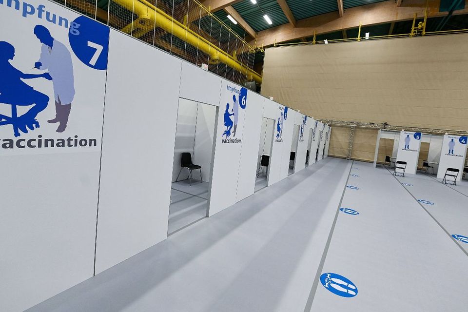 Die Impfzentren wie dieses in Hanau sind bereit, doch der Impfstoff lässt auf sich warten