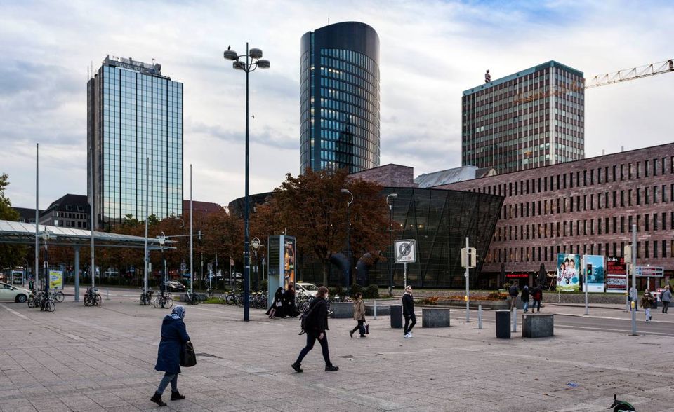 Allein aus finanziellen Gründen lohnt sich ein Wegzug aus Dortmund ins Umland dem Vergleich zufolge hingegen kaum. Das liegt am guten Verhältnis von Gehalt und Lebenshaltungskosten in der Stadt. Im Schnitt bleiben den Dortmundern demnach rund 950 Euro pro Monat. Nur etwas mehr wäre es im Landkreis Unna oder im Ennepe-Ruhr-Kreis.