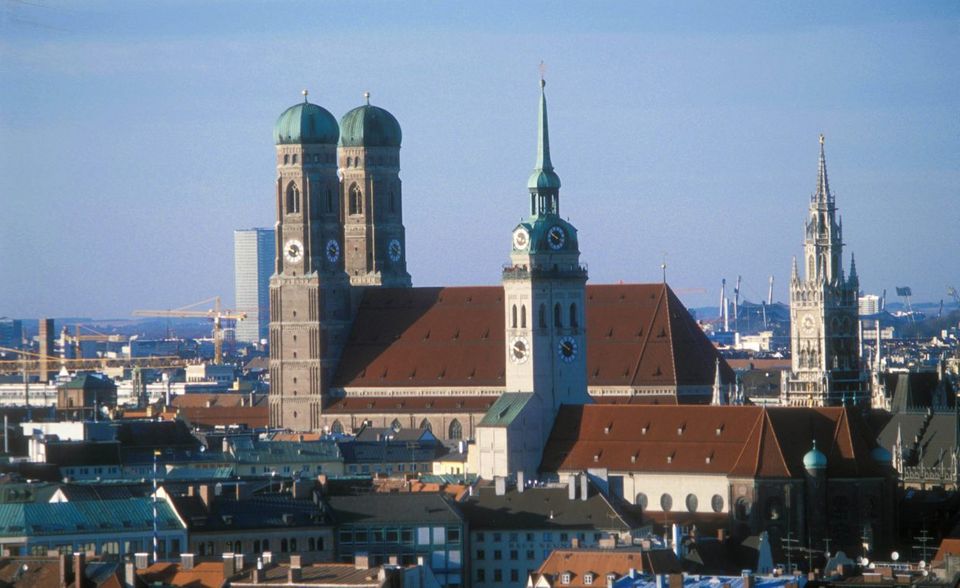 Auch in München sollte lieber sorgfältig gerechnet werden. Denn der Umzug lohnt sich nicht automatisch, warnen die Experten: „Viel schlechter sieht das Verhältnis von Gehalt und Lebenshaltungskosten im nahegelegenen Landkreis München aus – hier bleibt den Arbeitnehmern bei durchschnittlich 61.163 Euro im Jahr und Lebenshaltungskosten von über 3000 Euro im Monat am Ende rein rechnerisch fast nichts mehr übrig.“ Im Landkreis Freising seien es hingegen immerhin 490 Euro.