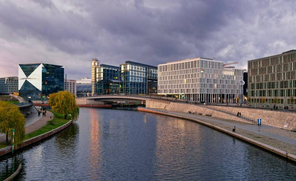 Niedrige Gehälter, hohe Lebenshaltungskosten und ein brutaler Wohnungsmarkt treiben immer mehr Menschen aus Berlin heraus. Im Schnitt bleiben vom Gehalt den Angaben zufolge nur rund 250 Euro pro Monat übrig. Rund 610 Euro könnten es mit einem Umzug in den Landkreis Oder-Spree sein.