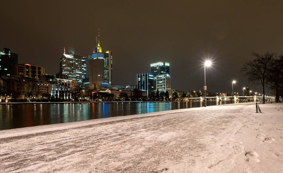 In Frankfurt am Main haben Einwohner im Durchschnitt sehr viel mehr Geld übrig als in Hamburg. „Trotz der sehr hohen Mieten bleiben den Arbeitnehmern in der Bankenstadt immerhin rund 700 Euro monatlich zur Verfügung“, rechnete Stepstone aus. Es gehe aber noch besser, zum Beispiel im Main-Kinzig-Kreis. „Hier verdienen die Menschen zwar jährlich über 10.000 Euro weniger – dafür bleibt ihnen monatlich durchschnittlich fast ein Drittel mehr vom Gehalt übrig als den Frankfurtern.“