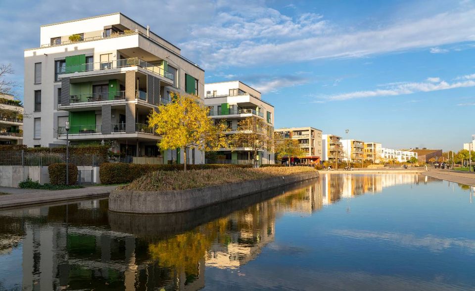 In keiner der zehn untersuchten größten Städte Deutschlands haben Menschen am Monatsende laut Stepstone so viel Geld übrig wie in Essen. „Das hohe Durchschnittsgehalt von 61.836 Euro und geringe Lebenshaltungskosten – allen voran die günstigen Mietpreise – sorgen dafür, dass die Essener Arbeitnehmer fast 1300 Euro im Monat zur Verfügung haben“, teilte die Jobplattform mit. „Günstiger lebt es sich auch im Umland nicht. Sowohl im Ennepe-Ruhr-Kreis als auch im Landkreis Mettmann sind die Lebenshaltungskosten nicht günstiger als in Essen.“