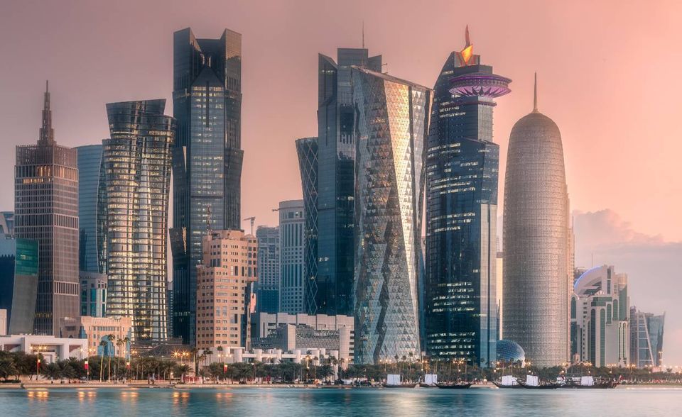 Katar ist auf Platz vier der vermögendsten Länder weit von früheren Zeiten entfernt. 2012 hatte das Emirat in der Weltbank-Statistik mit 141.635 internationale Dollar seine Bestmarke erreicht. 2016 stürzte es aber auf 83.104 internationale Dollar ab. Mittlerweile ist das BIP pro Kopf wieder auf 94.029 internationale Dollar geklettert. Katar ist damit aber immer noch nicht auf das Niveau der Jahrtausendwende zurückgekehrt.
