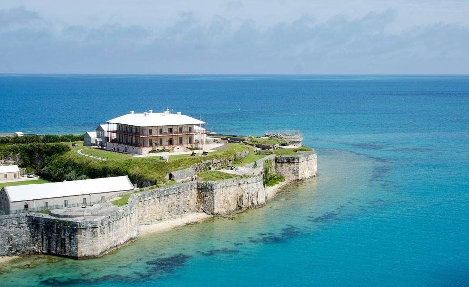 Noch deutlicher fiel das Minus bei Bermuda aus. Das britische Überseegebiet belegte mit 117.089 US-Dollar Platz drei der Länder mit dem höchsten BIP pro Kopf. Kaufkraftbereinigt reichte es nur für 85.418 internationale Dollar und Platz sechs.
