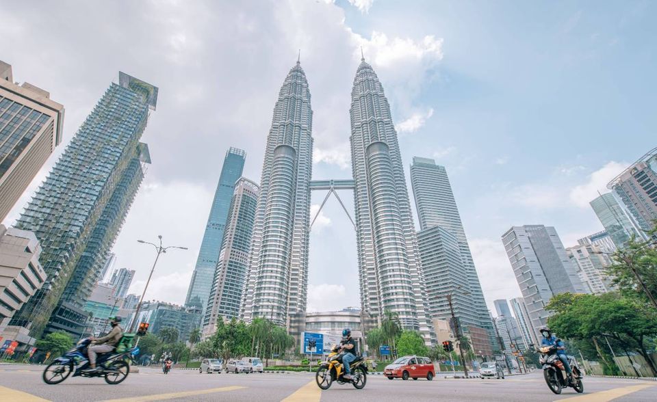 Die Petronas Twin Towers sind das Wahrzeichen Kuala Lumpurs. 2161.308 Markierungen teilen sich die beiden Zwillingstürme in der Malaysischen Hauptstadt. Besonders hervor sticht die verbindende Brücke – einer Skybridge. Sie befindet sich in 172 Metern Höhe. Wer sich traut, die knapp 60 Meter zur anderen Seite zu laufen, kann dafür morgens ein Ticket für umgerechnet 16,40 Euro kaufen.